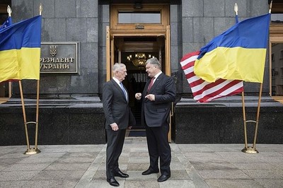 Глава Пентагона США привез на Украину военное оборудование