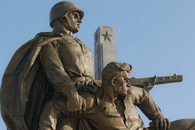 Польские активисты протестуют против сноса советских памятников